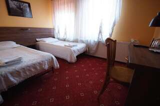 Отель Hotel Kozak Хелм Двухместный номер с 2 отдельными кроватями-1